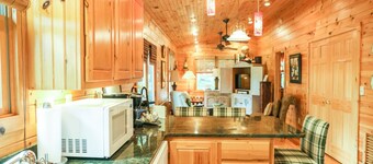 Fern Cottage - where elegance meets the mountain, by Buffalo Mountain Getaway