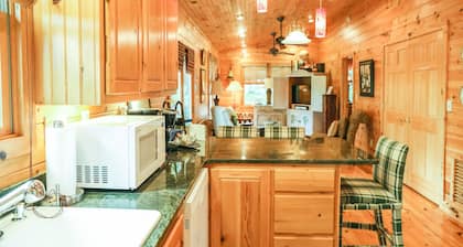 Fern Cottage - where elegance meets the mountain, by Buffalo Mountain Getaway