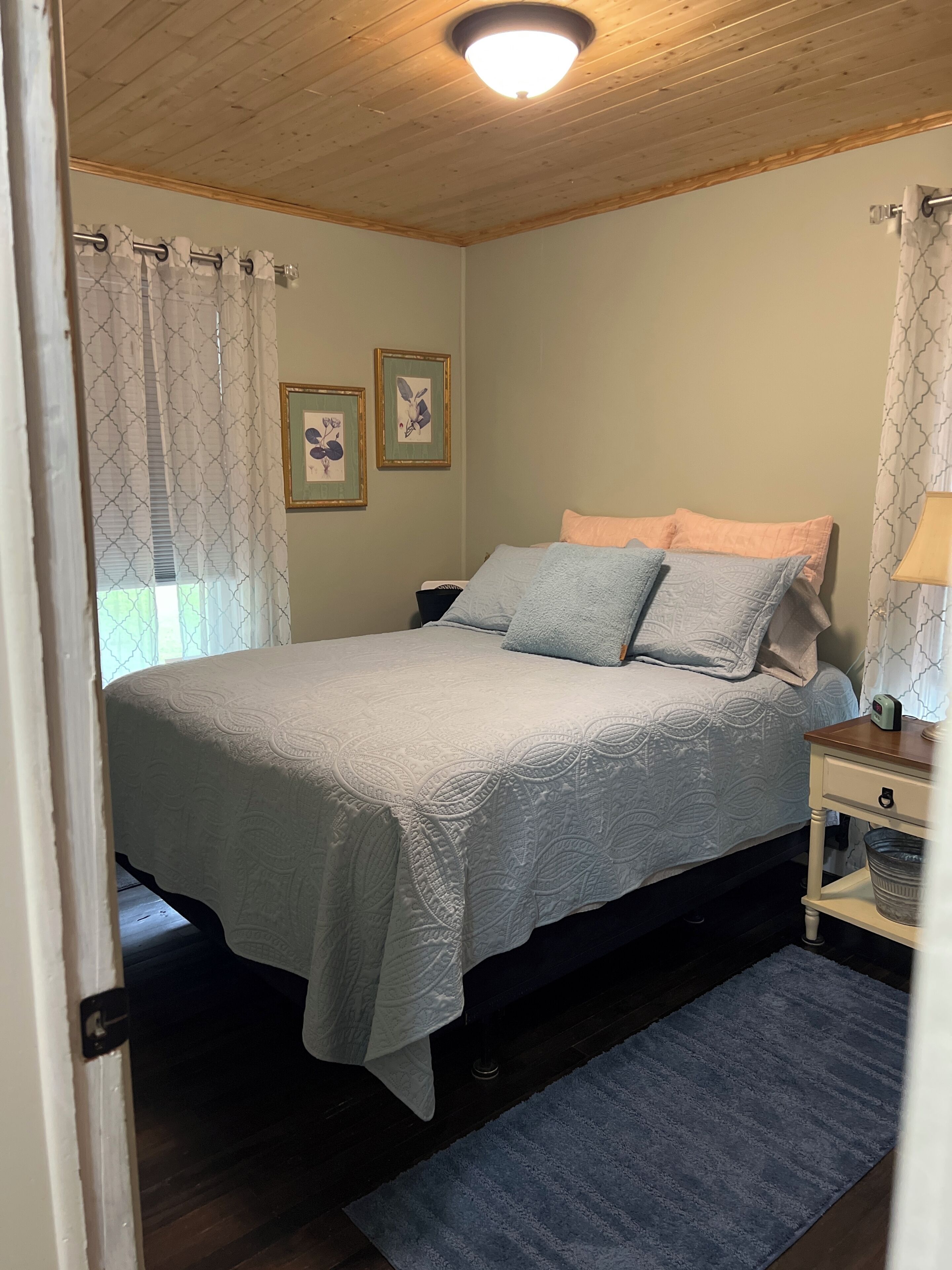 3 bedrooms, desk, iron/ironing board, travel cot