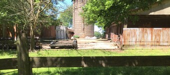 Quiet home on horse farm, halfway between Paducah & Wickliffe. Close to 60 & 286