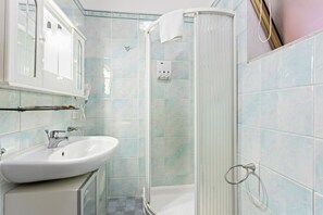 Shower, hair dryer, bidet, toilet paper - GuestHost - Comfortable 90sqm apartment able to accommodate up to 5 people. Located on the first floor, without lift, of a typical ancient Catania building, the apartment is spread over 2 levels and has a double facing with a small balcony. The building  (Catania)