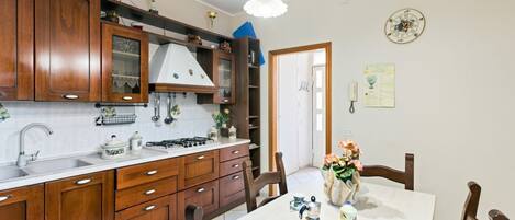 Een microgolfoven, een oven, een kookplaat