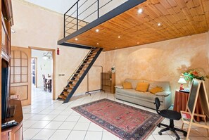 Living area - GuestHost - Comfortable 90sqm apartment able to accommodate up to 5 people. Located on the first floor, without lift, of a typical ancient Catania building, the apartment is spread over 2 levels and has a double facing with a small balcony. The building  (Catania)