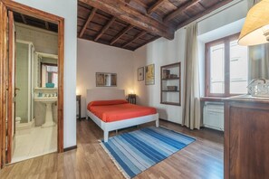 1 bedroom, iron/ironing board, WiFi, bed sheets - GuestHost - Apartment located on the second floor of a typical period building without a lift.In 55 square meters of space it comfortably accommodates 3 people.Located in a strategic position a short distance from the Colosseum, the Colle Oppio Park and  (Roma)