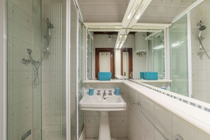 Shower, bidet - GuestHost - Apartment located on the second floor of a typical period building without a lift.In 55 square meters of space it comfortably accommodates 3 people.Located in a strategic position a short distance from the Colosseum, the Colle Oppio Park and  (Roma)