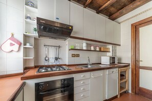 Fridge, oven, stovetop, dishwasher - GuestHost - Apartment located on the second floor of a typical period building without a lift.In 55 square meters of space it comfortably accommodates 3 people.Located in a strategic position a short distance from the Colosseum, the Colle Oppio Park and  (Roma)