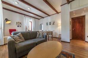Living area - GuestHost - Apartment located on the second floor of a typical period building without a lift.In 55 square meters of space it comfortably accommodates 3 people.Located in a strategic position a short distance from the Colosseum, the Colle Oppio Park and  (Roma)
