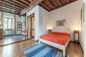 1 bedroom, iron/ironing board, WiFi, bed sheets - GuestHost - Apartment located on the second floor of a typical period building without a lift.In 55 square meters of space it comfortably accommodates 3 people.Located in a strategic position a short distance from the Colosseum, the Colle Oppio Park and  (Roma)