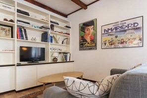 Living area - GuestHost - Apartment located on the second floor of a typical period building without a lift.In 55 square meters of space it comfortably accommodates 3 people.Located in a strategic position a short distance from the Colosseum, the Colle Oppio Park and  (Roma)