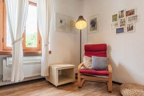 Interior - GuestHost - Apartment located on the second floor of a typical period building without a lift.In 55 square meters of space it comfortably accommodates 3 people.Located in a strategic position a short distance from the Colosseum, the Colle Oppio Park and  (Roma)