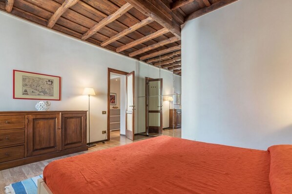 7 bedrooms, WiFi, bed sheets