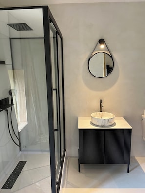 Shower, hair dryer, towels, soap - Le Patio a DURAN. 2 parental suites ++ in the heart of the Gers. (DURAN)