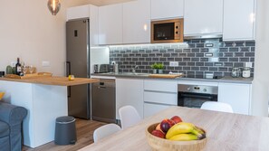 Geladeira, micro-ondas, fogão, cooktop