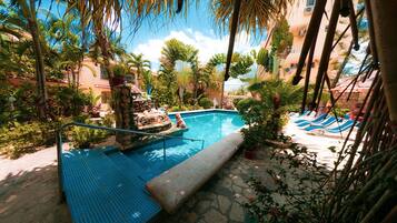 Una piscina al aire libre