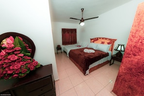 2 habitaciones, tabla de planchar con plancha, wifi y ropa de cama