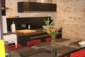 Réfrigérateur, micro-ondes, lave-vaisselle, grille-pain