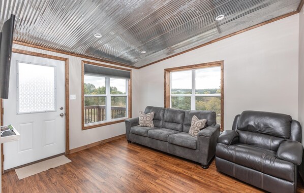 Smart TV, books - Tranquil Two Bedroom home on 300 Acre Farm with Private River Access (Steelville)