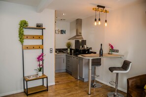Fridge, microwave, coffee/tea maker, toaster - BnB Epernay   Studio 86   Your Cozy Nest for Two in Épernay (Épernay)