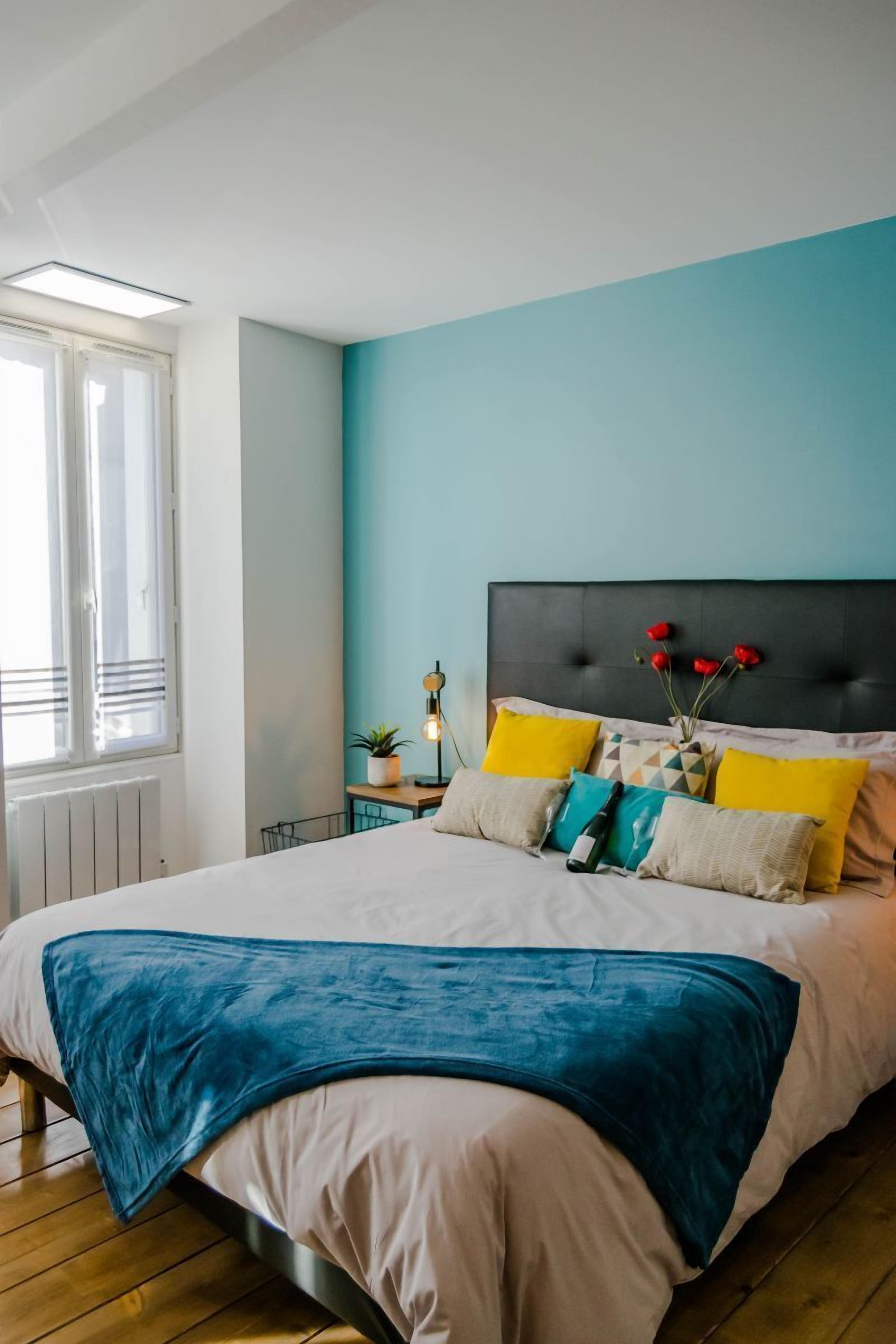 Iron/ironing board, bed sheets