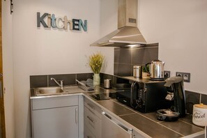 Réfrigérateur, micro-ondes, cafetière/bouilloire, grille-pain