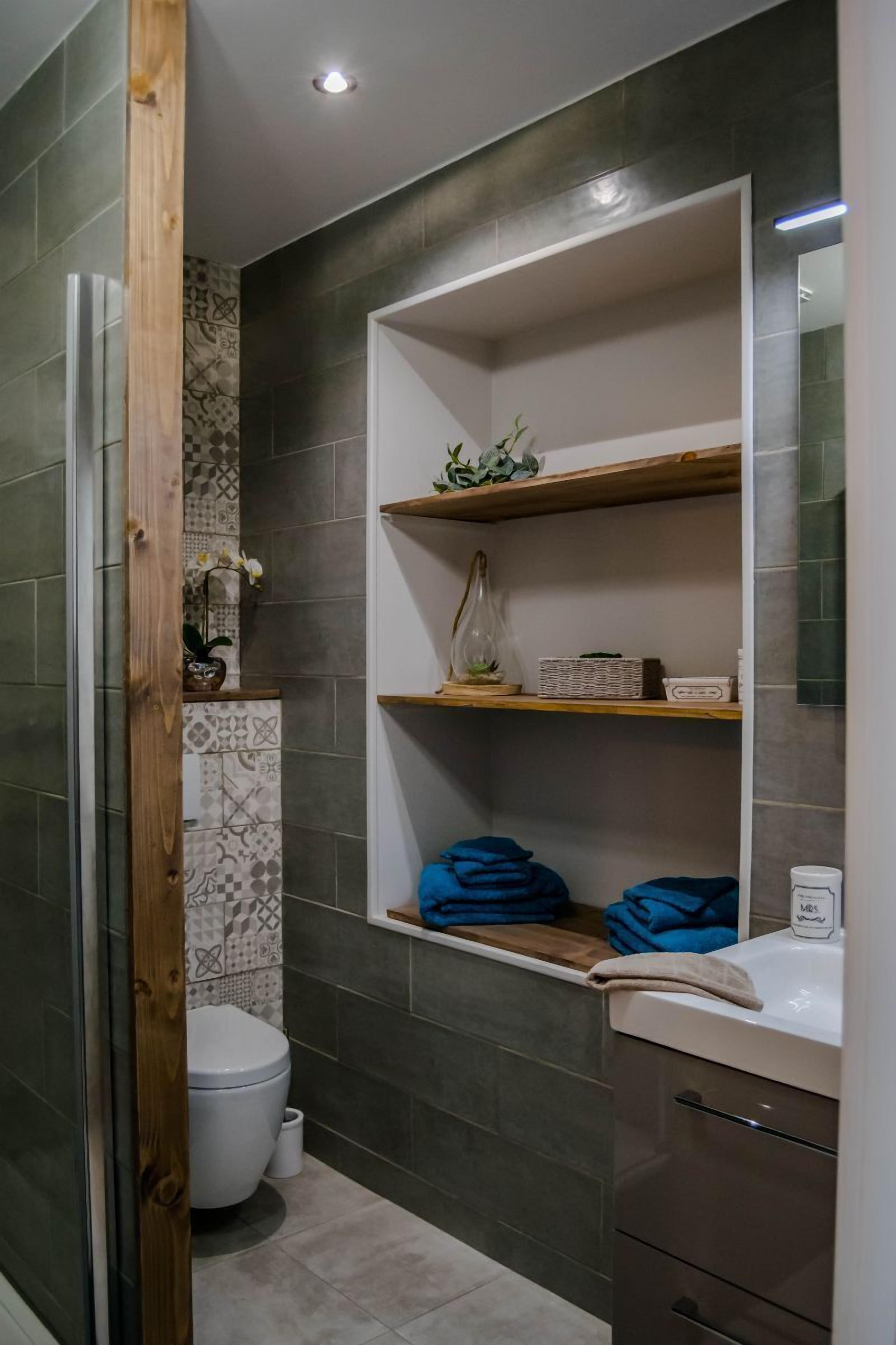 Sèche-cheveux, serviettes fournies, savon