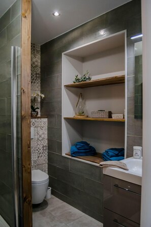 Hair dryer, towels, soap - BnB Epernay   Studio 86   Your Cozy Nest for Two in Épernay (Épernay)