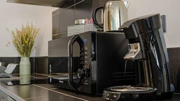 Réfrigérateur, micro-ondes, cafetiÚre/bouilloire, grille-pain
