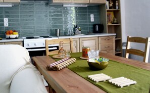 Refrigerador, horno, cafetera y tetera y tostadora 