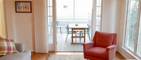 Smart TV, fireplace, books, offices