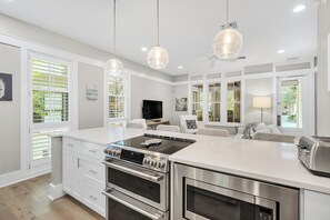Geladeira, micro-ondas, fogão, cooktop
