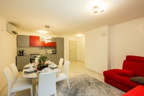 Deluxe Apartment | In-room dining