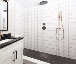 Premier Apartment, Multiple Beds | Bathroom | Free toiletries, hair dryer, towels, soap - 4411 Inn & Suites (Michigan City)