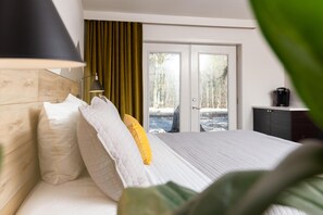 Decoración personalizada, escritorio y espacio para trabajar con laptop