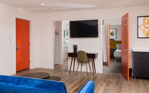 Phòng đôi dành cho gia đình, nhiều giường | Trang trí khác biệt, bàn, khu vực làm việc phù hợp cho laptop 