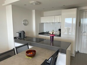 Fridge, microwave, oven, stovetop - Great 2 room apartment, with magnificient sea view , in front of the beach (Cannes)