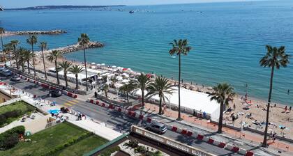 Great 2 room apartment, with magnificient sea view , in front of the beach