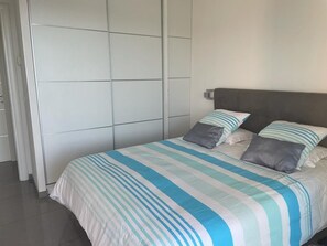 1 bedroom, iron/ironing board, free WiFi, bed sheets - Great 2 room apartment, with magnificient sea view , in front of the beach (Cannes)