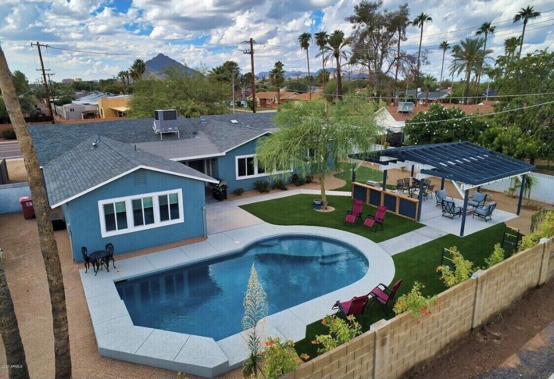 Een buitenzwembad en een verwarmd zwembad