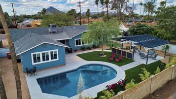 Een buitenzwembad en een verwarmd zwembad