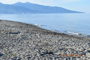 En la playa y toallas de playa 