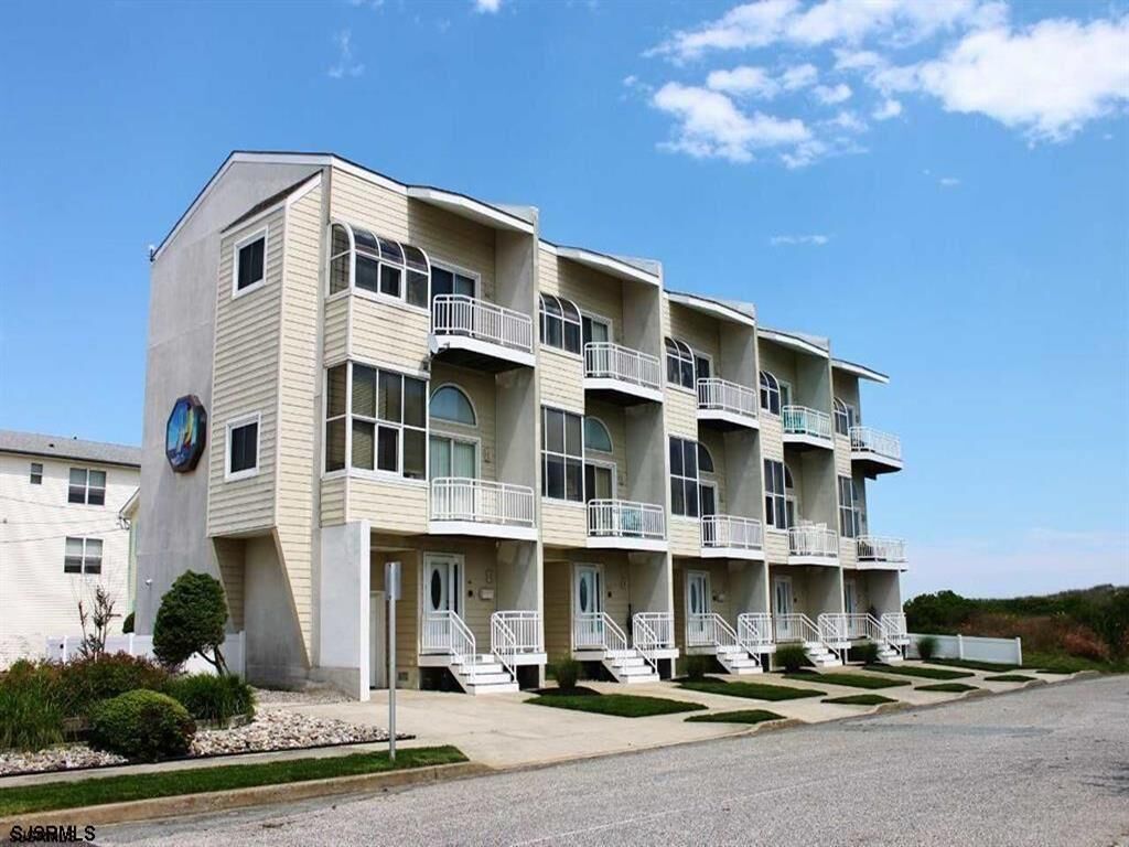 Beautiful townhouse steps to the beach!  Breathtaking Ocean views from the decks