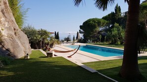 Outdoor pool - Your sea view villa with private swimming pool and tennis court (Nice)