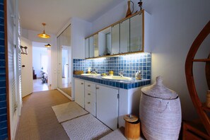 Bathtub, hair dryer, towels, soap - Your sea view villa with private swimming pool and tennis court (Nice)
