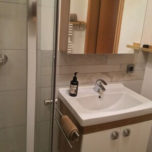 Douche, sĂšche-cheveux, serviettes fournies, savon