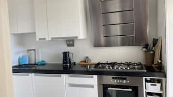 Een koelkast, een magnetron, een oven, een kookplaat