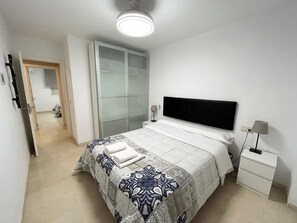 4 habitaciones, escritorio y tabla de planchar con plancha 