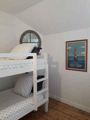 2 bedrooms, iron/ironing board, bed sheets