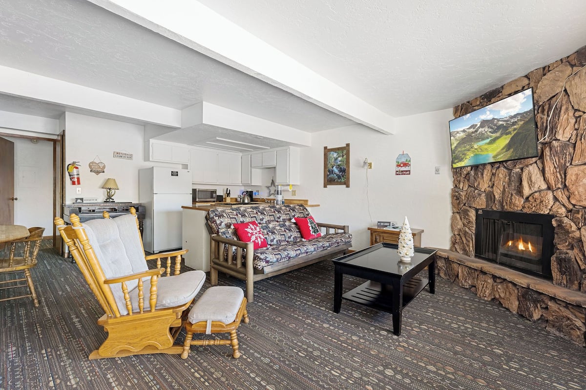 Habitación Confort | Área de sala de estar | Televisión de pantalla plana de 55 pulgadas con canales digitales