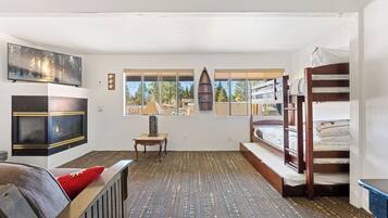 Rom – exclusive | Oppholdsområde | En 55-tommers Flatskjerm-TV med digitale kanaler samt strømmetjenester