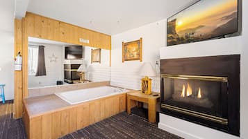 Polar Bear | Living area | Flat-screen TV, fireplace